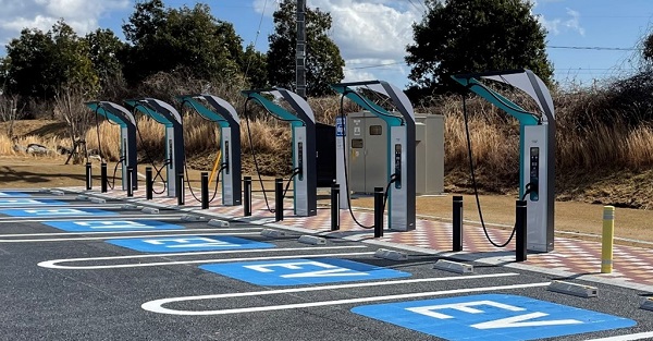 写真-1 マルチコネクタタイプ(6口)EV急速充電器(浜松SA(下り線))の写真
